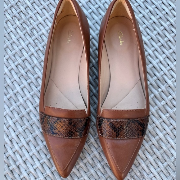 CLARKS Brown Leather Pointed Toe Flats Snakeskin Accent Loafers 8.5 - Picture 3 of 6